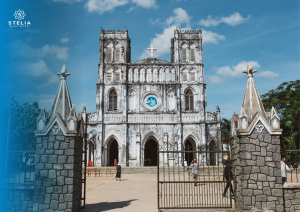 7. Nhà Thờ Mằng Lăng & Hòn Yến (Kiến Trúc Gothic và Thiên Nhiên Kỳ Thú)
