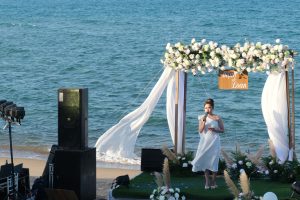 trang phục cho tiệc cưới bãi biển