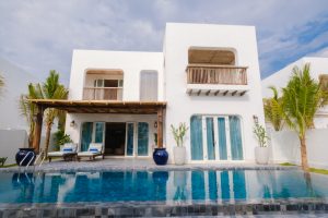 Hồ bơi trong resort